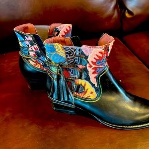 L’Artiste black bootie with tassel. Size 39